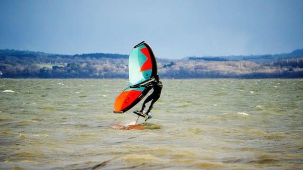 Découvrez le Wing Foil à Hyères : Votre Cours Complet pour Débuter sur l'Eau